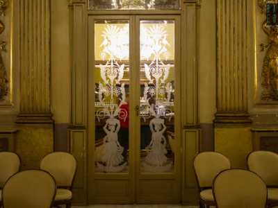 Ornamenti che individuiamo anche sulle vetrate laterali...